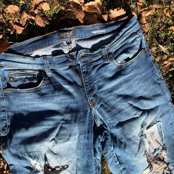 Judy Blue Distressed Star Patch Jeans – Mid-Rise Skinny Fit (Size 13/31) - Picture 2 of 4